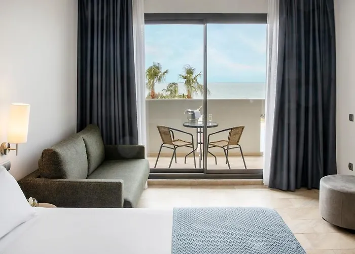 Hotel Ilunion Calas De Conil 4*