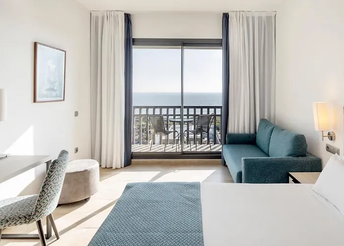 伊鲁尼卡拉斯科尼尔酒店 4*